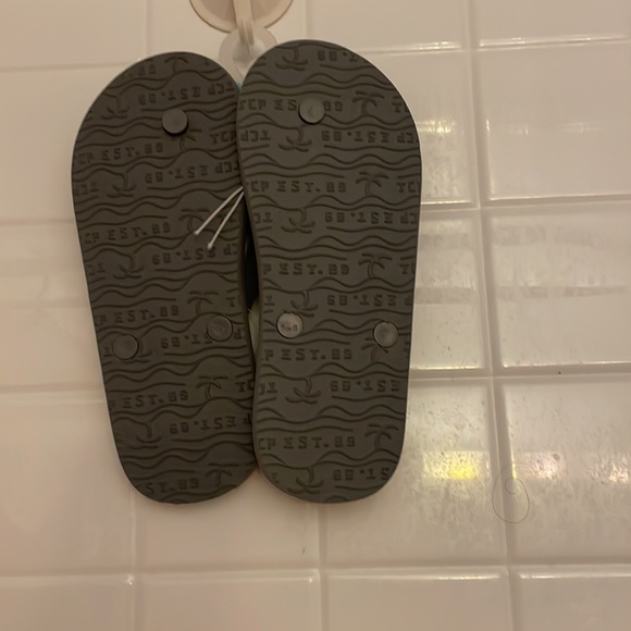 Children Place Dino print flip flops, size 5/6. Color gray, 100% plastic. - Picture 14 of 16